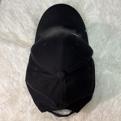 ブラック ロゴ キャップの画像