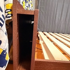 ダークブラウンのベッド枠の画像