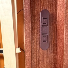 ダークブラウンのベッド枠の画像