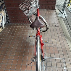 27インチ　外装6段変速　LEDダイナモライト　大きめのカゴ付き　レッドの画像