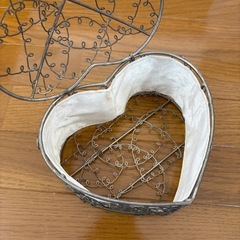 【3/4処分】ハート型金属製バスケット の画像