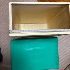 みどりのプラスチック衣装ケースの画像