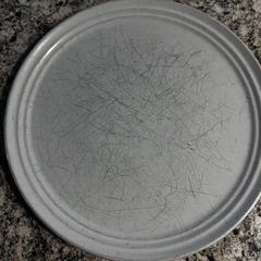 ピンクと白のトーストを乗せられるお皿の画像