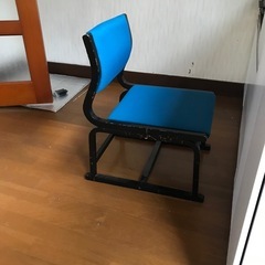 小さめ机、椅子。の画像