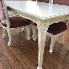 ダイニングテーブルの画像