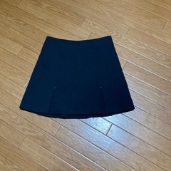 丈短いカットソーとミニスカートの画像