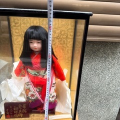 市松人形 赤と白の衣装 ガラスケース付きの画像