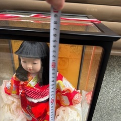 市松人形 赤と白の衣装 ガラスケース付きの画像