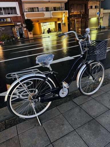 ※決まりました！※　24インチのママチャリ。自動点灯ライト付きなので、来月から始まる青色切符制度のうっかり無点灯での罰金の心配もなしです。防犯登録も無料でお付けしますので、譲渡証明や自転車屋に行って登録しないとという手間もなく、そのまま乗れます。