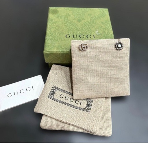 GUCCI シルバーピアス GGロゴ 花モチーフ