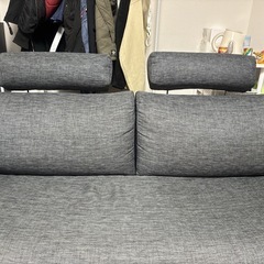 グレーの3人掛けソファーの画像