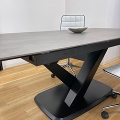 モダンデザイン ダイニングテーブル／エクステンション機能付きの画像