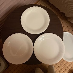 白いお皿セットの画像