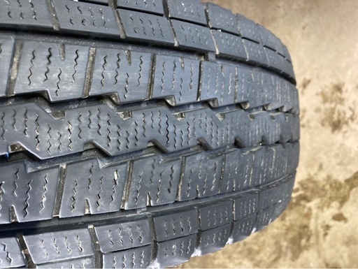 グランドハイエース外し　195/80R15　23年製ダンロップスタッドレスタイヤ　ホイール付き4本セット