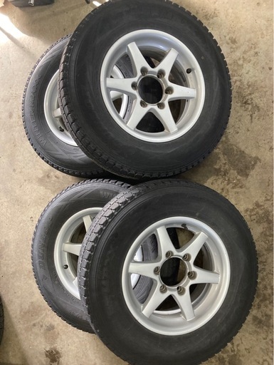 グランドハイエース外し　195/80R15　23年製ダンロップスタッドレスタイヤ　ホイール付き4本セット