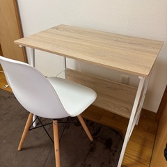 デスクとイスの画像
