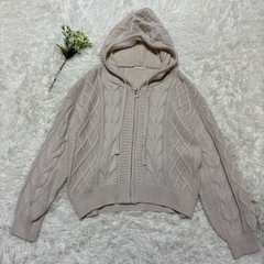 ジーユーGU ケーブルニットパーカー　長袖　オフホワイト　Sサイズ　編み込み　フェミニンの画像