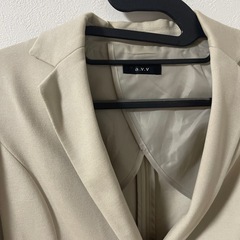 a.v.vベージュジャケットの画像