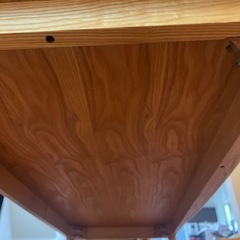 木目のある大きめダイニングテーブルの画像