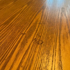 木目のある大きめダイニングテーブルの画像