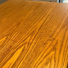 木目のある大きめダイニングテーブルの画像