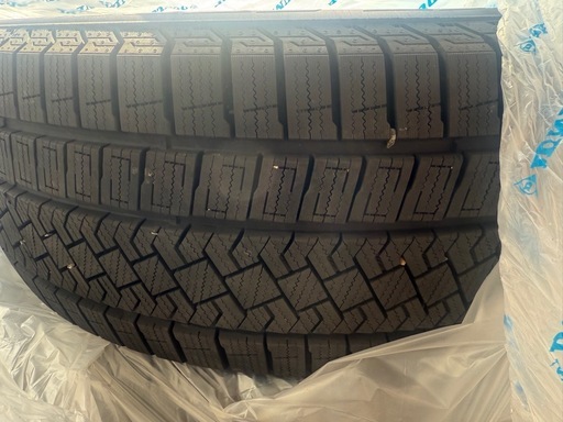 ピレリ スタッドレスタイヤ4本とチェーン　225/50R18 2025年製
