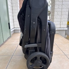 Ergobaby Metro+ ベビーカー(レインカバー、ストラップ付)の画像