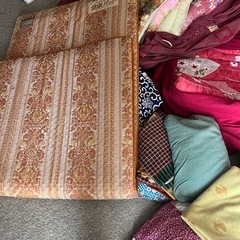 布団大量、好きなもの選んで持ち帰りokの画像