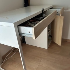 IKEA MICKEデスク　学習デスクの画像