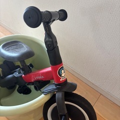 ベビーバスと子供用自転車　の画像