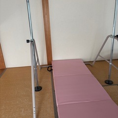 鉄棒、体操マットの画像