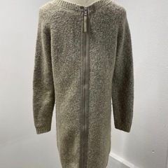 【TORRAZZO DONNA】バックジップ グレージュニットワンピース 長袖の画像
