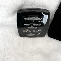 シャネルのアイシャドウとあぶらとり紙の画像