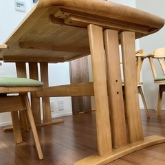 ダイニングテーブルと椅子4脚の画像