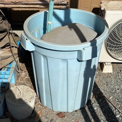 大きなゴミ箱の画像