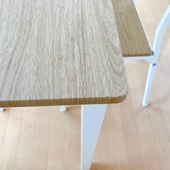 ダイニングテーブルの画像