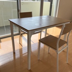 ダイニングテーブルの画像