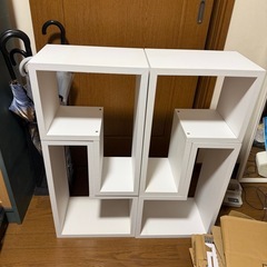 ブロック型の棚とプラスチックの棚の画像