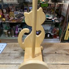 木製トイレットペーペーホルダー 猫の画像