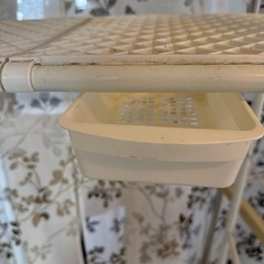 白い便利な洗濯機ラックの画像