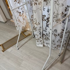 白い便利な洗濯機ラックの画像