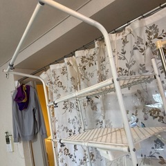 白い便利な洗濯機ラックの画像