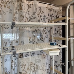 白い便利な洗濯機ラックの画像