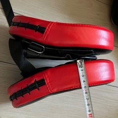 パンチングミット 黒/赤 約25cm x 20cm×5cmの画像