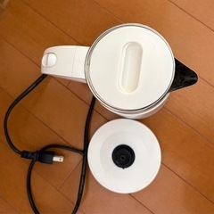 ステンレス電気ケトル 0.8L（ホワイト）動作確認済み・美品の画像