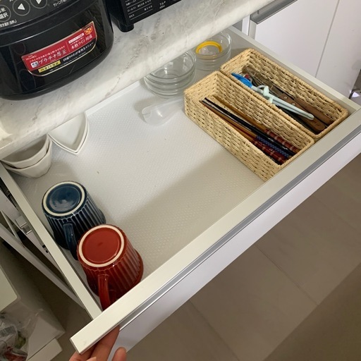 受付3/10まで　食器棚　大理石調　綺麗です　　