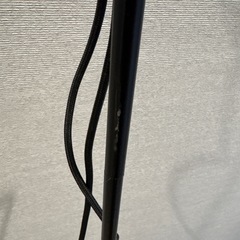 IKEA HÅRSLINGA ホルスリンガ フロアランプ, ブラック の画像