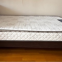 セミダブルベッドとマットレスの画像