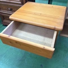 カントリー調 天然木 サイドテーブル ナイトテーブル 無垢材 木製 飾り棚 寝室 リビング 収納 チェスト 北欧 アンティーク レトロ 1段 引き出し付き 茶色 ウッド 家具の画像