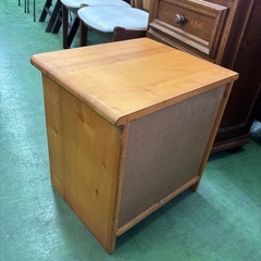 カントリー調 天然木 サイドテーブル ナイトテーブル 無垢材 木製 飾り棚 寝室 リビング 収納 チェスト 北欧 アンティーク レトロ 1段 引き出し付き 茶色 ウッド 家具の画像